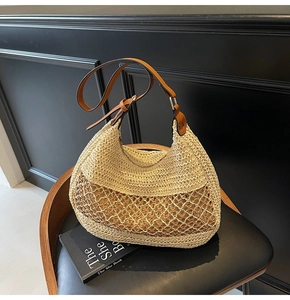 Detail der handgewebten Strohtasche mit Gittermuster und braunen Lederriemen