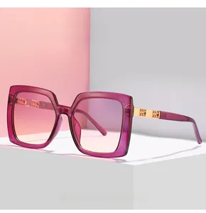 Detailansicht der violetten Verlaufgläser und Goldmetalldekor an der quadratischen Sonnenbrille