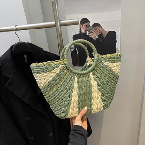 Borsa a mano minimalista in paglia a righe verdi e bianche con manici rotondi per l'estate