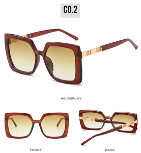 Drei Ansichten der quadratischen Sonnenbrille mit Rahmen und Metallkettendetails