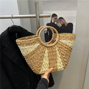 Borsa tote in paglia artigianale minimalista semicircolare con strisce bicolore