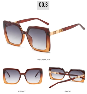 Detail einer quadratischen Verlaufs-Sonnenbrille mit goldenem Ketten-Dekor am Bügel