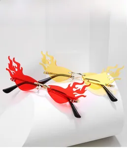 Détail de lunettes de soleil sans monture en forme de flamme rouge et jaune en métal