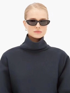 Vorderansicht Modell mit trendiger schwarzer schmaler quadratischer Sonnenbrille mit Nieten