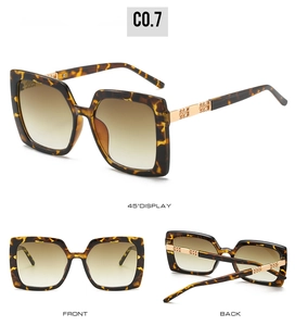 Drei Perspektiven der quadratischen Schildpatt-Sonnenbrille mit Verlaufsgläsern und Gold