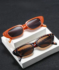 Details von Retro-Quadrat-Sonnenbrillen in Orange und Schildpatt mit Doppelnieten