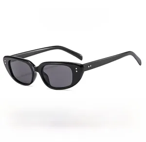 Detailansicht der stylischen eckigen schwarzen Sonnenbrille mit UV400-Schutzgläsern