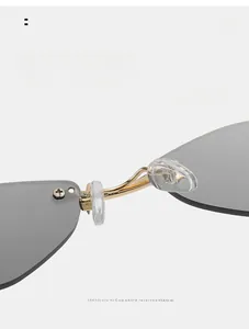 Détail du pont en métal doré et des plaquettes de nez en silicone de lunettes de soleil