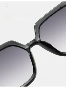 Detailansicht bequemer integrierter Nasenpads an hochwertigen schwarzen Sonnenbrillen