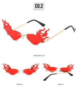 Trois vues de lunettes de soleil flamme sans monture avec verres rouges et branches dorées