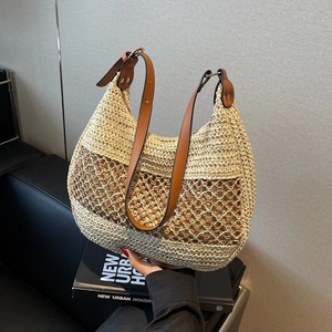 Böhmische Stroh-Schultertasche mit braunem Netzdetail und verstellbarem Lederband