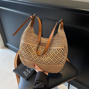 Stroh-Strandtasche mit Hohldesign und verstellbarem braunem Leder-Schultergurt