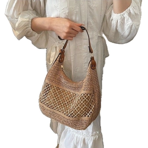 Große Strandtasche aus Stroh mit Lederriemen und Mesh-Netz im modischen Boho-Stil
