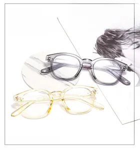 Montures de lunettes anti-lumière bleue en violet transparent et ambre sur marbre