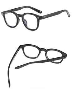 Détails de monture de lunettes noire brillante avec rivets argentés à trois points
