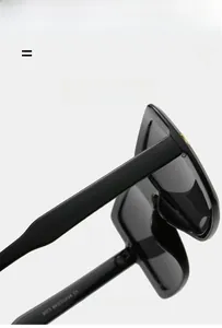 Détails de lunettes de soleil carrées noires montrant des branches légères et flexibles
