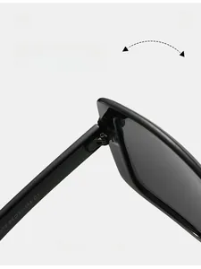 Détail des charnières métalliques robustes sur lunettes de soleil noires carrées