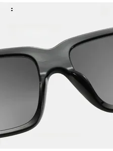 Détail des plaquettes de nez intégrées sur de larges lunettes de soleil carrées