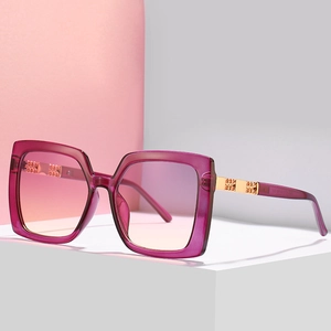 Moderne quadratische lila Sonnenbrille mit Farbverlauf und Goldakzenten auf Display