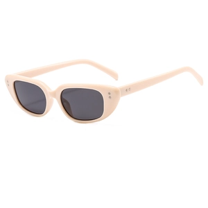 Retro cremefarbene quadratische Cat-Eye-Sonnenbrille mit dunklen Gläsern und Nieten