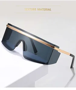 Détail de lunettes de soleil masque avec monture en métal doré et verres foncés