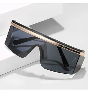 Gros plan de lunettes de soleil oversize avec chaîne dorée et verres gris fumé