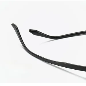 Nahaufnahme des schwarzen TR90 Brillenbügels mit ergonomischem Design und Politur