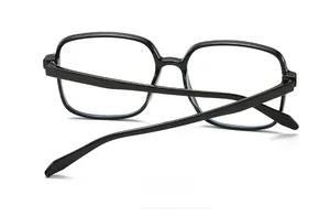 Rückansicht der schwarzen quadratischen TR90 Brille mit Bügelscharnieren und Nasenpads