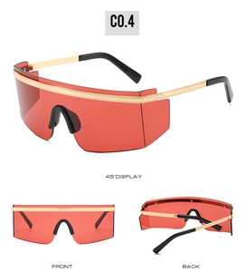 Vues détaillées de lunettes de soleil masque rouges oversize avec accents dorés chic