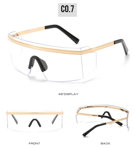 Vues détaillées de lunettes de soleil masque dorées avec verres clairs et monture en métal