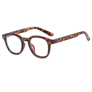 Lunettes rondes classiques en écaille avec verres anti-lumière bleue en vue de 45 degrés