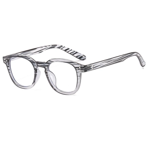 Lunettes anti-lumière bleue effet marbre gris avec rivets métalliques sur fond blanc