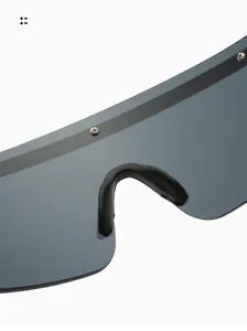 Détail des plaquettes de nez ergonomiques en caoutchouc sur lunettes de soleil shield