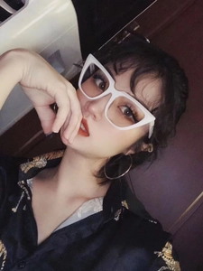 Montatura occhiali cat-eye bianca alla moda indossata da una modella elegante