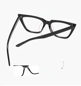 Vista dettagliata dei naselli integrati e della montura nera cat-eye per un comfort leggero