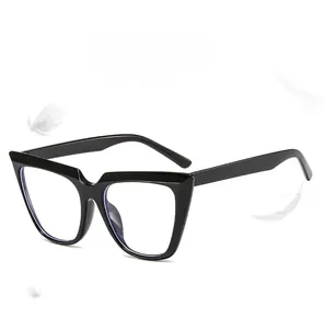 Dettaglio montatura occhiali cat-eye neri leggeri con lenti anti-luce blu protettive