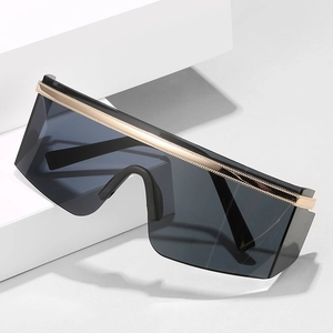 Lunettes de soleil oversize à sommet plat avec verres gris et barre métallique dorée chic