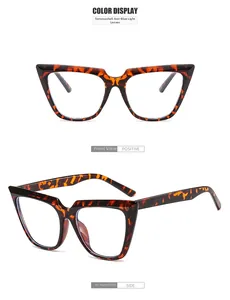 Dettaglio montatura cat-eye tartarugata con lenti anti-luce blu protettive