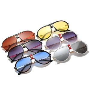 Fashion aviator sunglasses with gradient lenses and leather bridge wrap detail