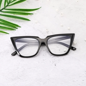 Montatura per occhiali cat-eye nera alla moda con lenti anti-luce blu su superficie testurizzata