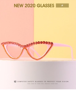 Gros plan sur des lunettes œil de chat roses avec strass et fond jaune et rose