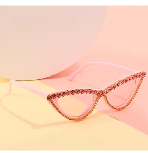 Détail de lunettes de soleil œil de chat roses avec des strass sur une monture angulaire