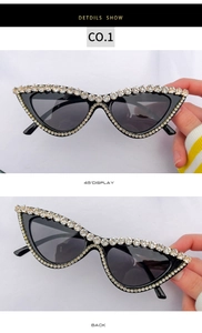 Vue détaillée de lunettes de soleil œil de chat avec strass et verres océan