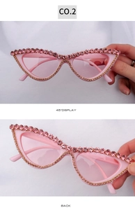 Vue détaillée des lunettes de soleil œil de chat roses avec strass et verres roses