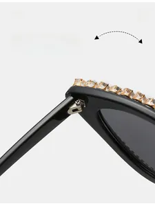 Détail de la charnière en métal et strass incrustés sur lunettes œil de chat