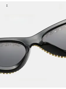 Détail des plaquettes de nez pour lunettes de soleil œil-de-chat noires avec strass