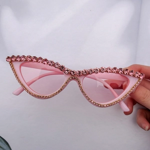 Lunettes de soleil œil de chat roses avec strass et verres dégradés pour femme