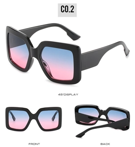 Dettagli di occhiali da sole quadrati oversize con montatura nera e lenti sfumate blu-rosa