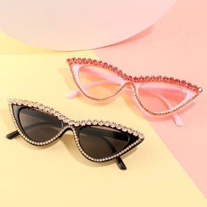 Lunettes de soleil œil de chat à strass avec verres océan en monture rose et noire