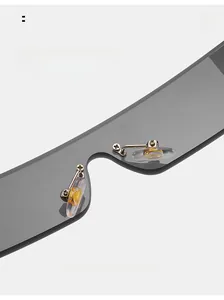 Detail of comfortable silicone nose pads with gold metal core on rectangular sunglasses
